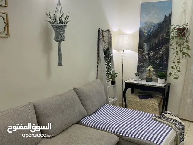 كنبه ايكيا بحالة جيدة جدا لون رمادي. الغطاء قابل للغسيل. بدون المخدات الصغيرة