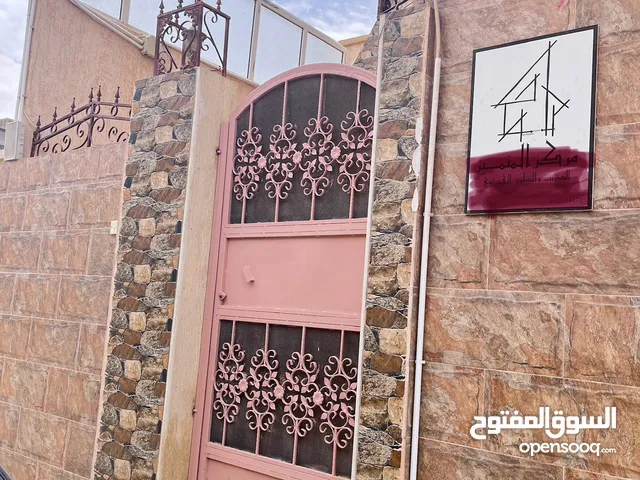 مبني خدمي للإيجار في الحدائق