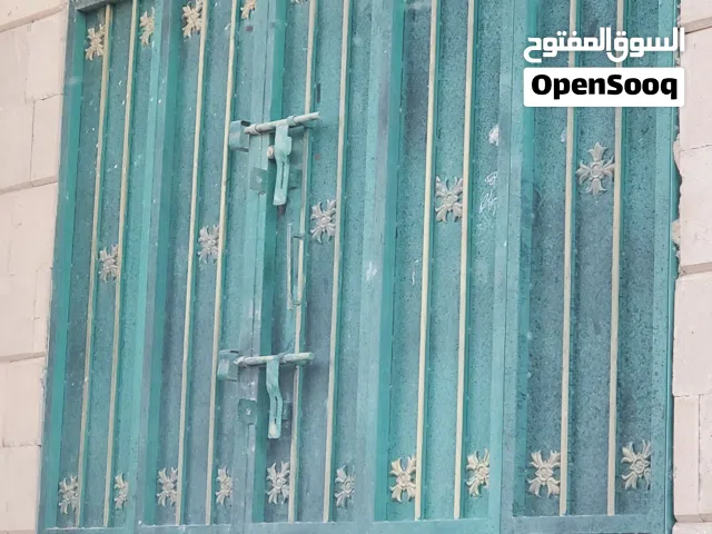 باب بقاله مستخدم نضيف