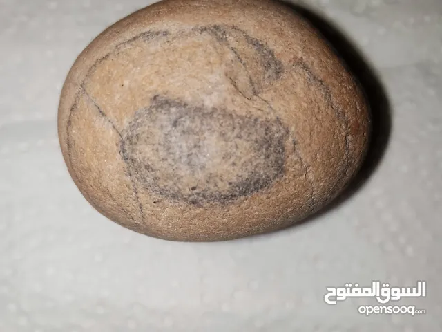 حجر فيه عين طبيعية