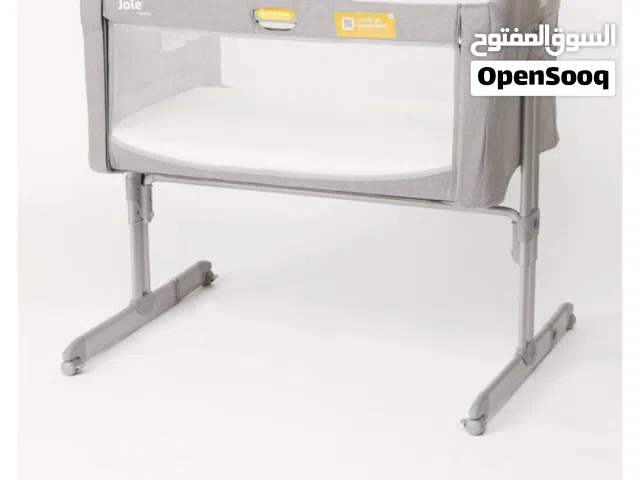 سرير اطفال رمادي  استخدام خفيف