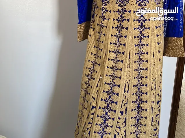 مجموعه اثواب مطرزه للبيع ضمنهم مدرقه فيها شك خرز يدوياً واثواب مشكلة شبه جديده عددهم 5 بسعر 40
