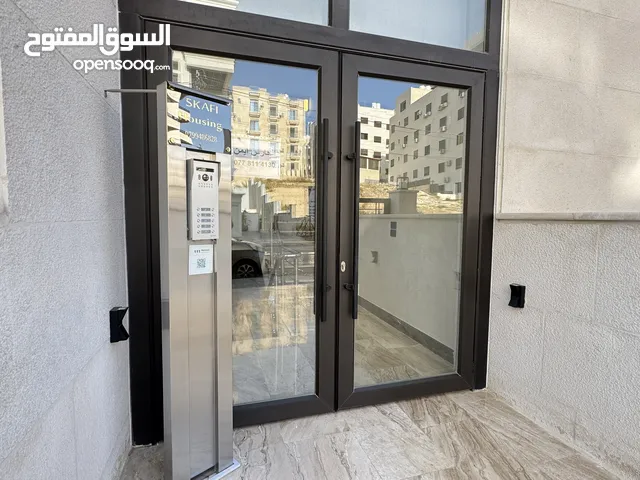 شقة طابق شبه ارضي لللبيع مساحة 144م مع تراس 80م بتطشيبات مميزة