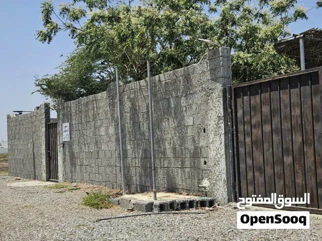 أرض سكنية بها غرف وحضائر