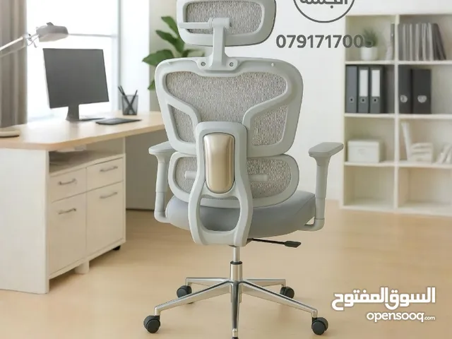 الفخامة مش خيار... هي أسلوب حياة. كرسي المدير الأنيق... تصميم يلفت النظر، وراحة تلامس الرفاهية.