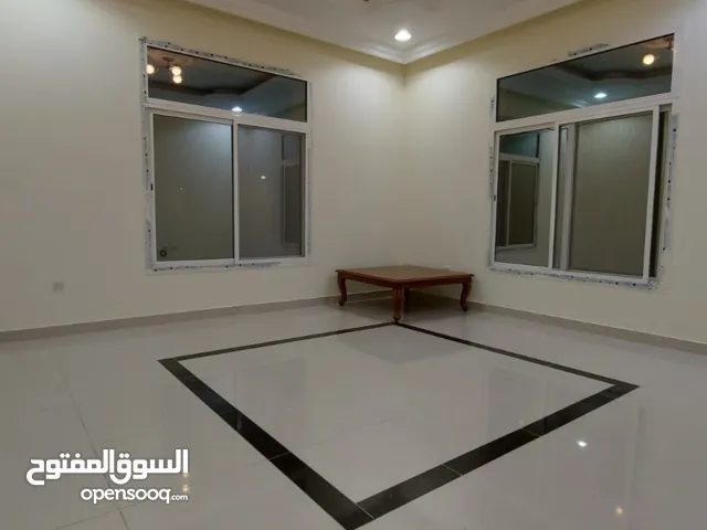 غرفة وصالة مع مطبخ وحمام مع حوش خاص بأم صلال على