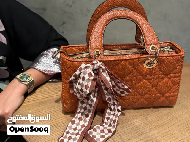 4شنطة جديده كلها ب اكياسها 3 نفس الموديل الي رسلته الرابع موديلها يختلف كلها يشهد عليا ربي جديده