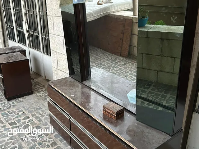 تسريحة وكومدينا عدد اثنين مع فرشة 2 متر مجانا