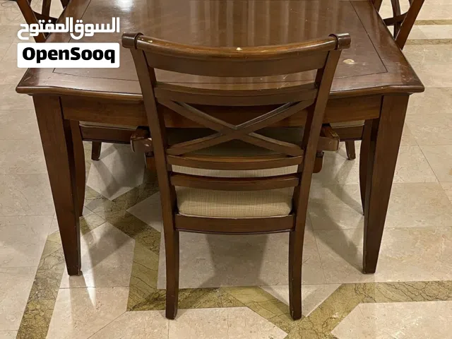 طاولة طعام خشبية لثمانية اشخاص