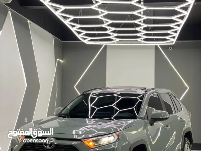 تويوتا رافور XLE فورويل قمة في النظافة