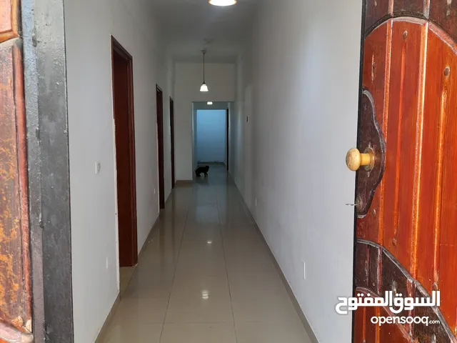 مبنى أرضي إداري فقط للإيجار 4غرف صغيرة حي الأندلس قاعة الشعب فضاء واسع قدامه 20سيارة
