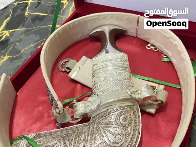 للبيع خنجر عماني مميز للكبار مع قرن زراف هندي اصلي و حزام زري صيغة الفضه جيده جدًا مناسبة للعيد