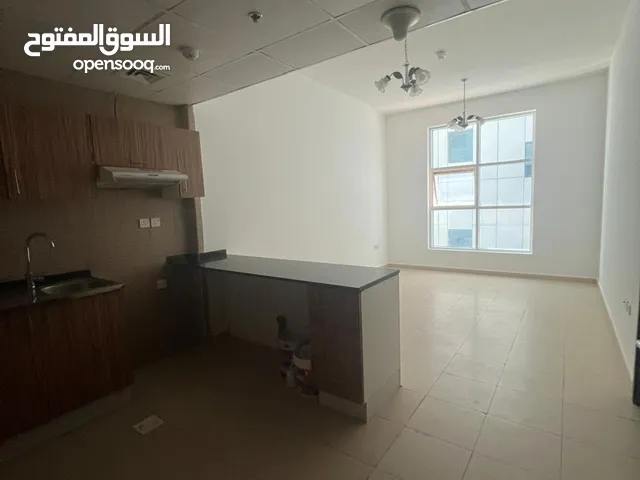 غرفه وصاله اتنين حمام مع بلكونه اطلالة مفتوحه بابراج السيتى بالنعيميه 3 مقابل الجراند بجوار السفير