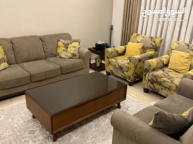 كنب آشلي للبيع بحالة جيدة