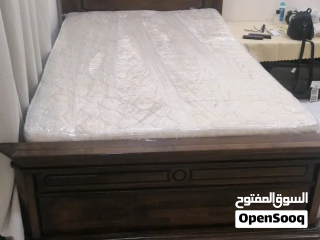 سرير خشب قوي ممتاز حجم واحد ونص مع ماترس نظيف