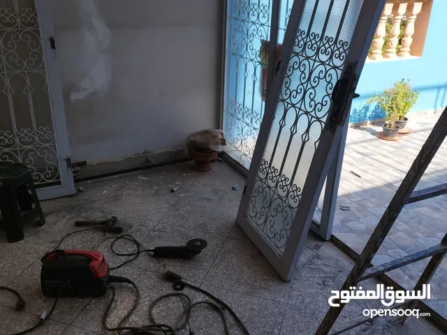 حداد متخصص تركيب دلاكيت وأبواب حماية ونوافذ أمنية وجميع أنواع الحدادة العصرية والتقليدية حسب الطلب