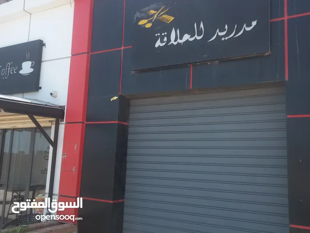 موجود ثلاثة كراسي للإيجار المحل بزبائنه