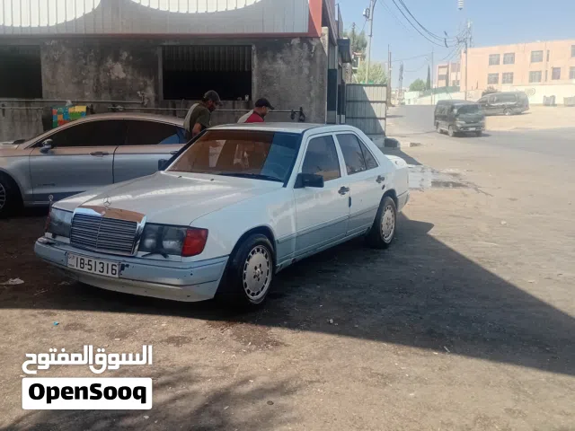 1988 مرسيدس بنز الفئة-E E 200