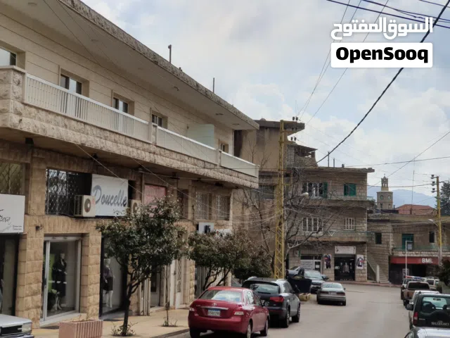 محل تجاري للايجار ملبس حجر وسط حمانا مؤلف من طابقين مع ديكور جاهز/موقع استراتيجي بامتياز ومقصود