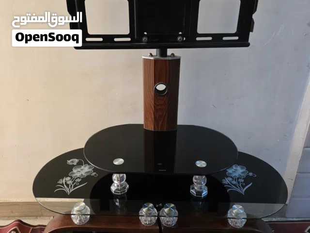 ميز تلفزيون مع ستاند لحمل التلفزيون