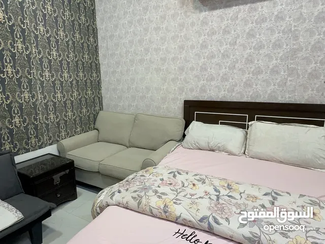 ستوديو مفروش ايجار اسبوعي و شهري شامل كهرباء و ماء ونت مكان هادي وقريب من الخدمات ( عائلي زوج وزوجة)