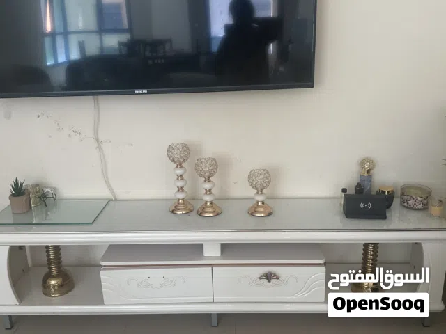 طاوله تلفزيون بيضاء