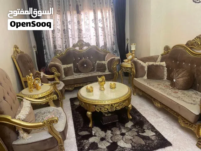 طقم كنب بحاله الوكاله موقعها عمان خشب مصري مع الطاولات