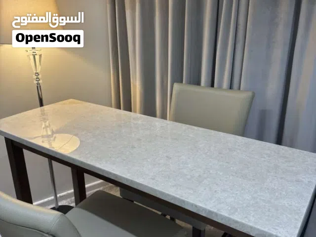 طاولة رخام لون بيج Bar Counter – شبه جديدة بحالة ممتازة مع كراسي عدد 2