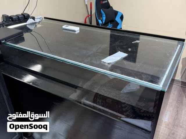 كبت وطاوله لمحل اكسسوارات مستخدمه