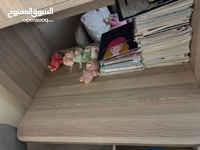 سرير طابقين السرير الذي يوجد في الاسفل يمكن فصله عن الي فوق يوجد به جوارير وخزانه ورفوف نظيف السرير