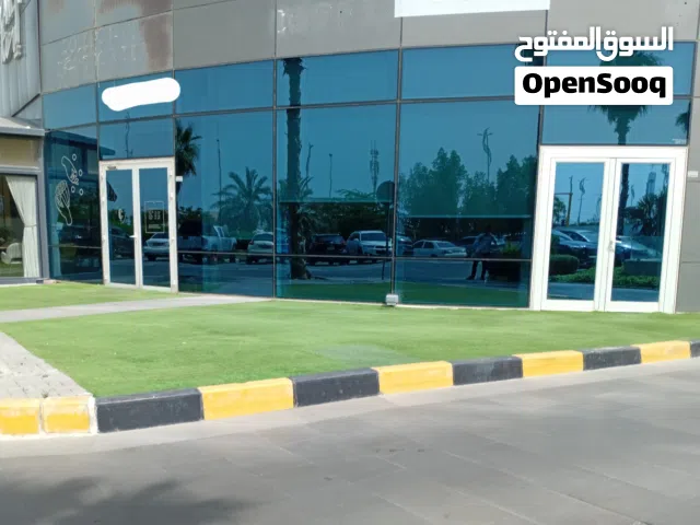 للايجار محلين موقع ممتاز عالخليج