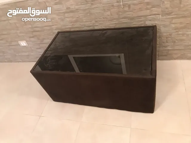طاولة خشب منجدة مع وجه زجاج