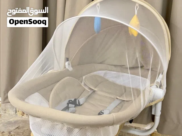 سرير أطفال وهزازة