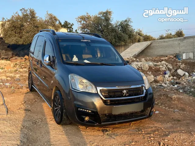 بيجو بارتنر تيبي 2016 . 6+1 ركاب فرش جلد . تنجيد ارضيه . نظام صوت ، سيارة ناقصها الصلاة عالنبي