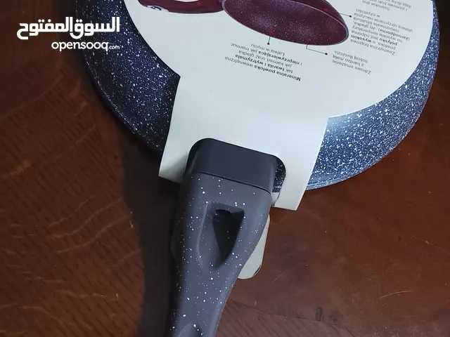 مقلاة جرانيت من النوع التقيل مقاس 26 لونها سكني وبني نخب أول صناعة صينية جديدة غير مستعملة بورقتها