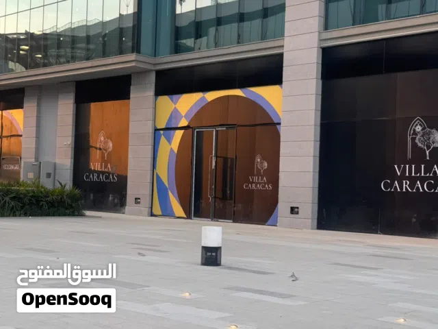 محل للبيع في التجمع علي شارع التسعين مباشرة امام الجامعه الامريكيه استلام فوري
