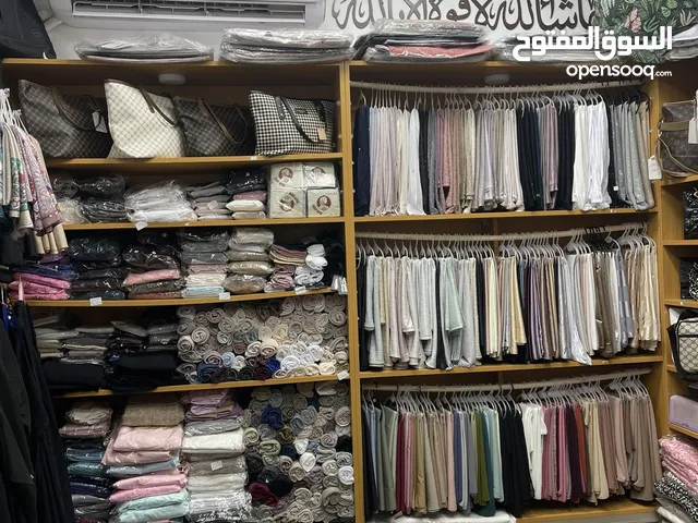 خزن خشبيه تحتوي على رفوف خشبيه يمكن تحريكها لعرض البضائع
