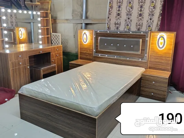 سرير مع التسريحه مع ايضاه السرير والتسريحه