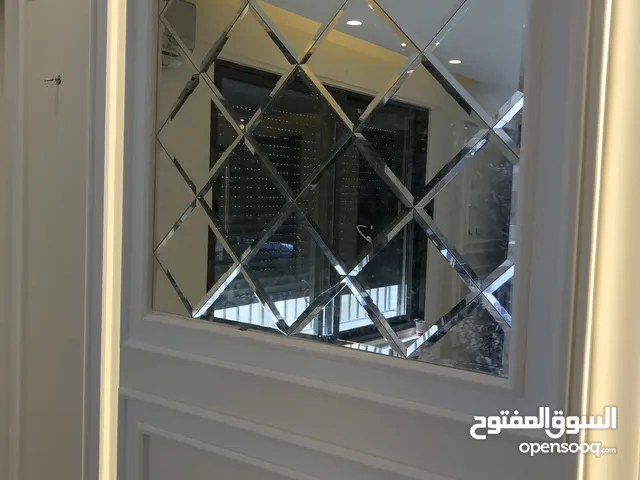 تفصيل وتركيب كافة اعمال السكوريت والشور بوكس ومرايا البقلاوة والديكور ومرايا الانارة
