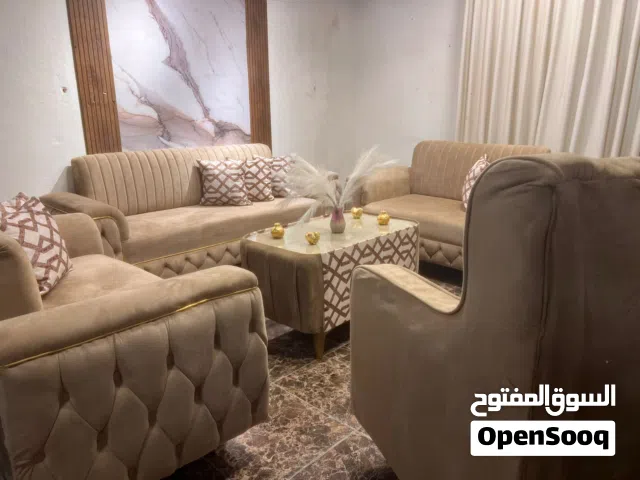 طقم كنب 9مقاعد مع طاولة للبيع بسعر حرق