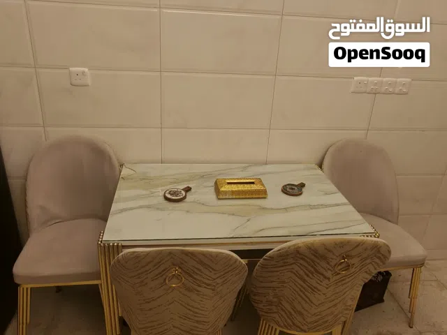 ميز طعام نضيف