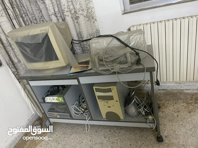 طاوله كومبيوتر  لون رمادي بعجلات