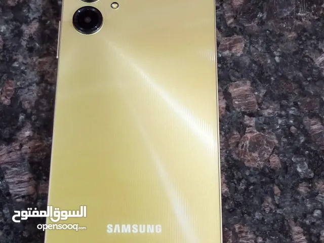 تلفون سامسونج a06 بلونه الذهبي المميز التلفون بحاله ممتازه وقابل للتفاوض بشكل بصيط لا تتواصل على م