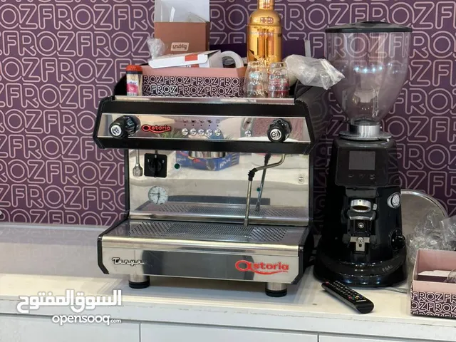 ماكينة قهوه ايطالي ومعها طاحونة بن