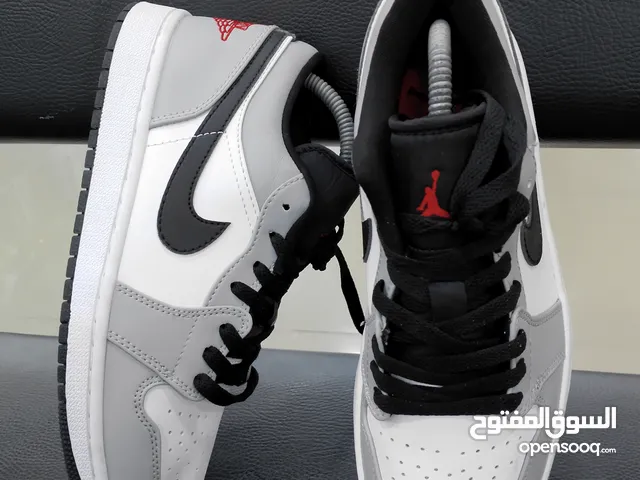 حذائين NIke EIR Jordan اصلي بحال الوكاله وارد اروبي جداد