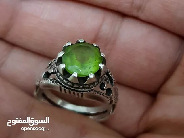 خاتم زبرجد طبيعي نادر – فضة يدوي عمرها 70 سنة – طاقة وأناقة فريدة