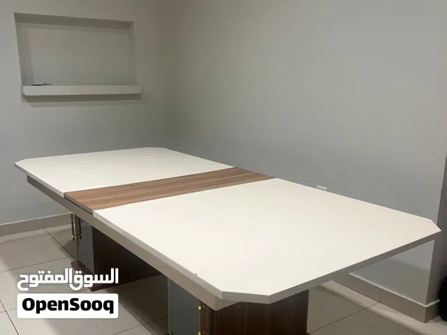 طاولة طعام ل 8 اشخاص مع الكراسي