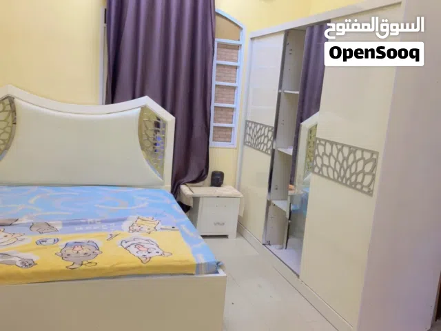 غرفة نوم كامله 60 ريال فقط سرير كبير +دولاب كبير + تسريحه + كمودينو في المعبيله خلف القبائل