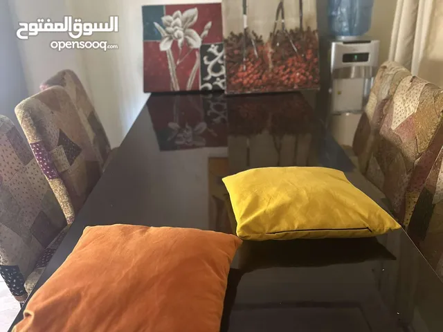 طاولة سفرة واردة خليجي ثقيلة جدا مع 8 كراسي 3 بحاجة للصيانة مع خدوش بسيطة مع البراويز الثلاث ب150د.أ