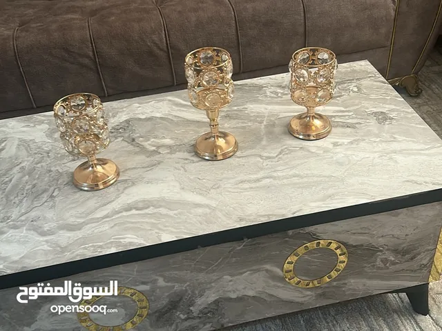 طاولة غرفة ضيوف مستعملة استعمال بسيط